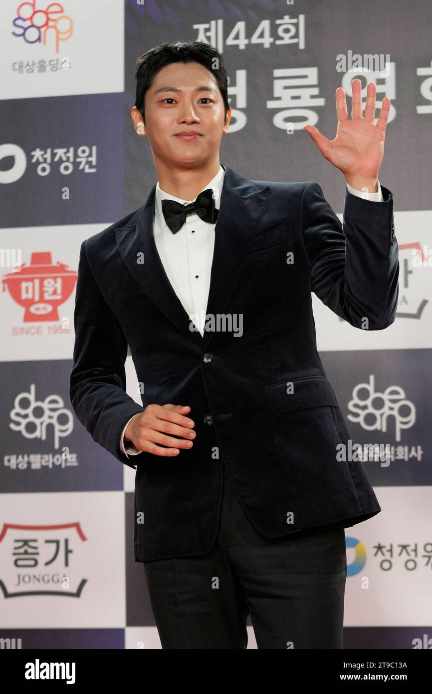 Lee Sin-young poses for photographers upon arrival during the red