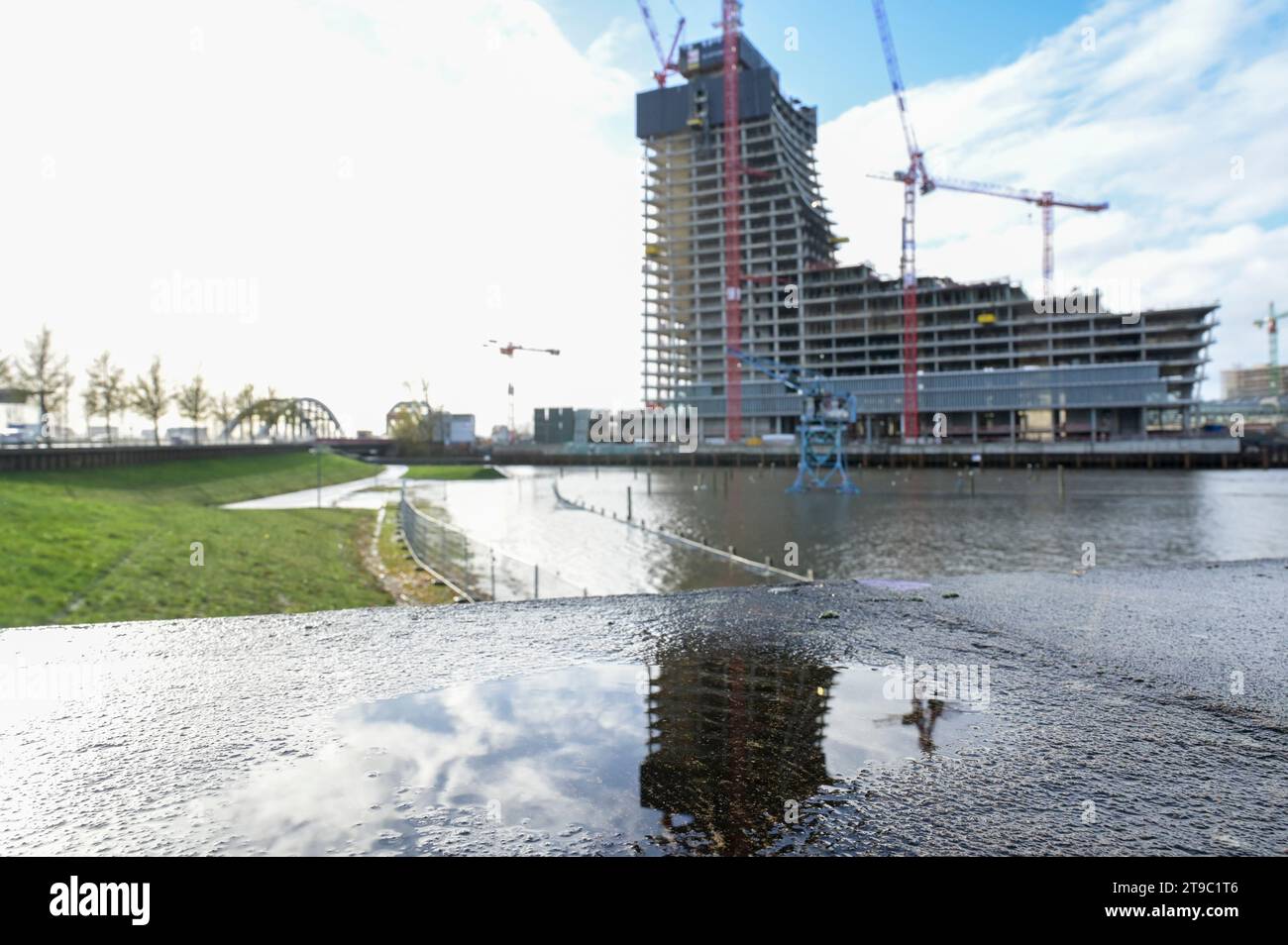 GERMANY, Hamburg, Harbour City, construction site of Elbtower of Signa Holding at river Elbe, construction company LUPP, financed and realized by Signa Prime Selection AG a company of Signa Holding, founded by austrian real estate investor and billionaire Rene Benko , architect office David Chipperfield, Signa Holding is gone bankrupt and has declared insolvency in November 2023 Stock Photo