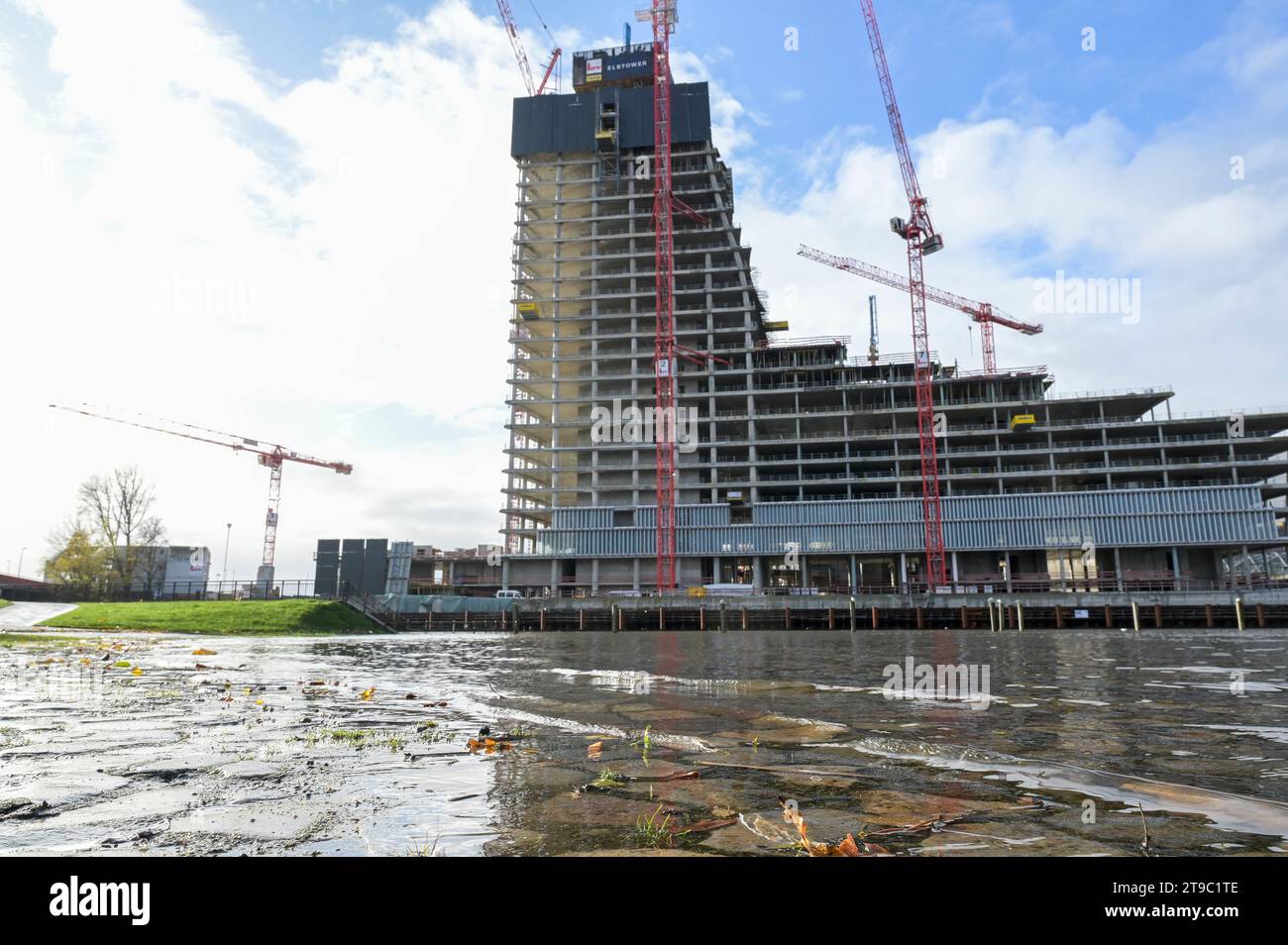 GERMANY, Hamburg, Harbour City, construction site of Elbtower of Signa