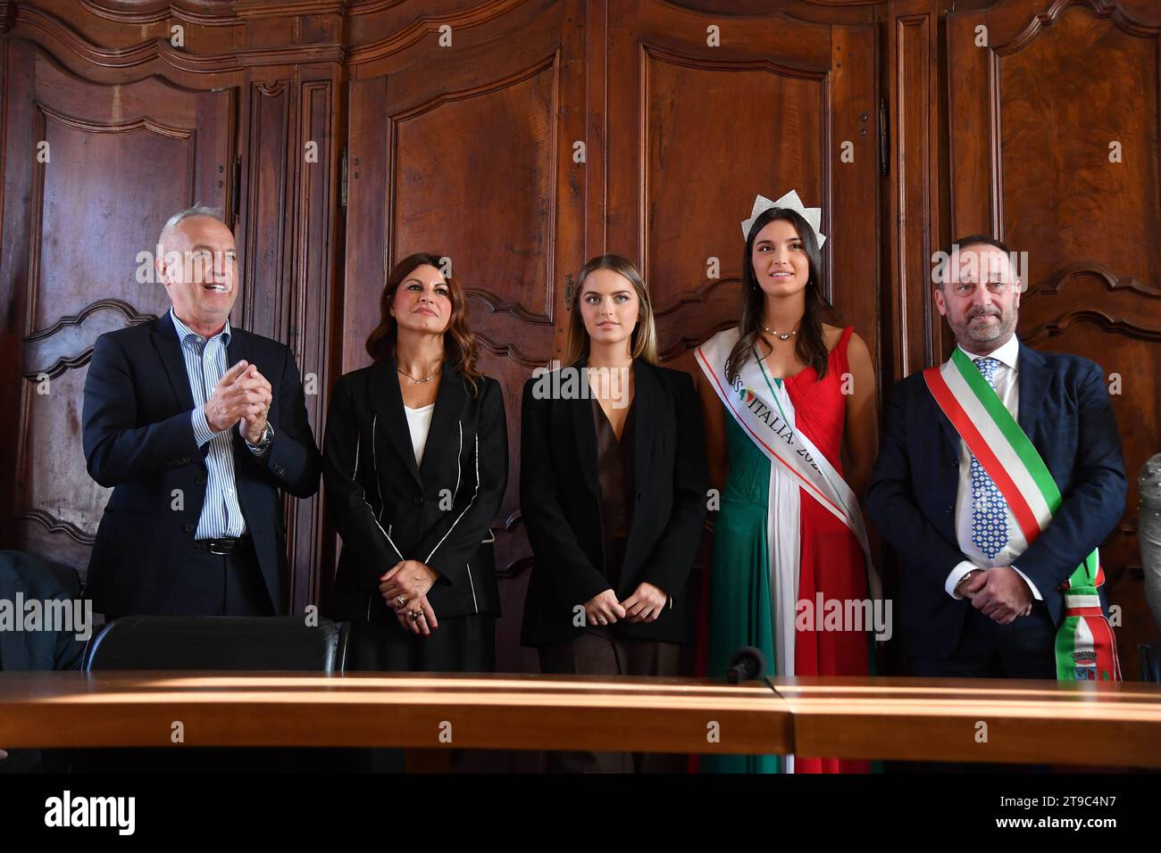 Cervere, Italy. 24th Nov, 2023. Cervere (CN): Miss Italy 2023 Francesca Bergesio on her return to Cervere. In the photo: Father Senator Giorgio Maria Bergesio, mother Ilaria, sister Virginia, Francesca Berrgesio, Miss Italy 2023, mayor Corrado Marchisio and Giorgia Meriano gold medalist at the Paralympic swimming world championships. *** Local Caption *** Cervere. Credit: Independent Photo Agency/Alamy Live News Stock Photo