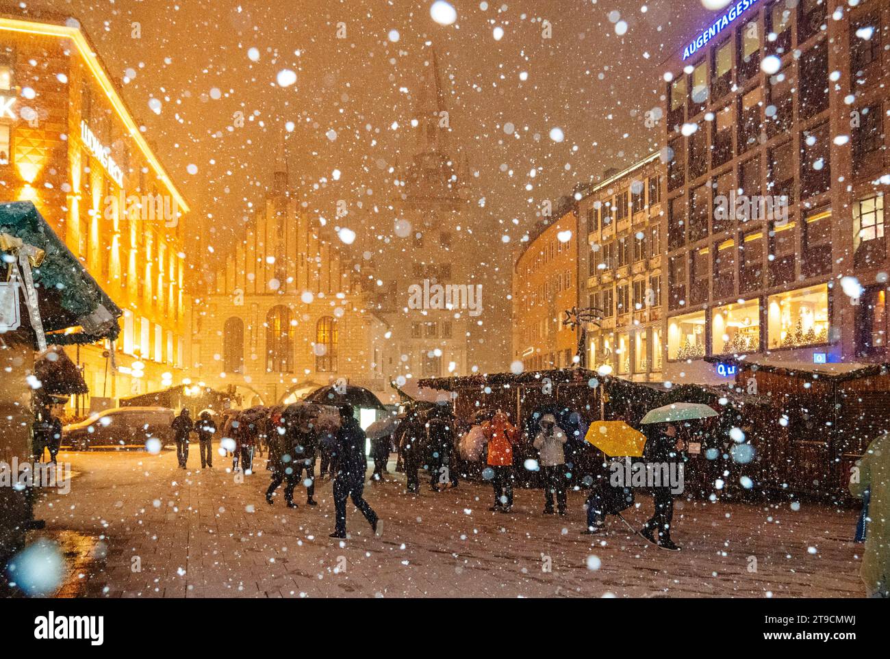 Der erste Schnee, wunderbarer Flockenwirbel am Marienplatz abends nach