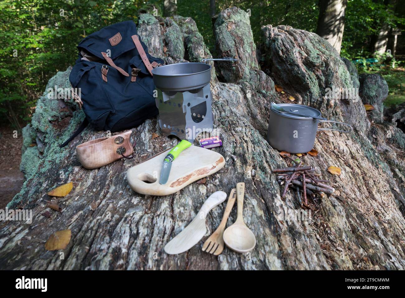 Outdoor, Outdoor-Ausrüstung, Outdoor-Equipment, Camping-Ausrüstung, Campingausrüstung, Picknick-Ausrüstung: Rucksack, Kocher, Hobo-Kocher, Outdoor-Koc Stock Photo