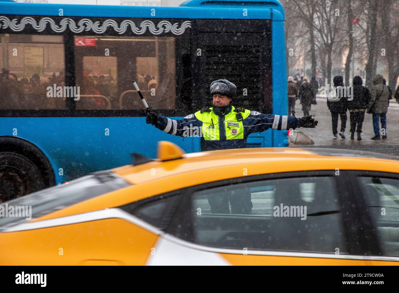 Moscow, Russia. 23rd of November, 2023. A traffic police inspectors stand at a pedestrian crossing in the center of Moscow and ensures traffic safety on the road, Russia Stock Photo