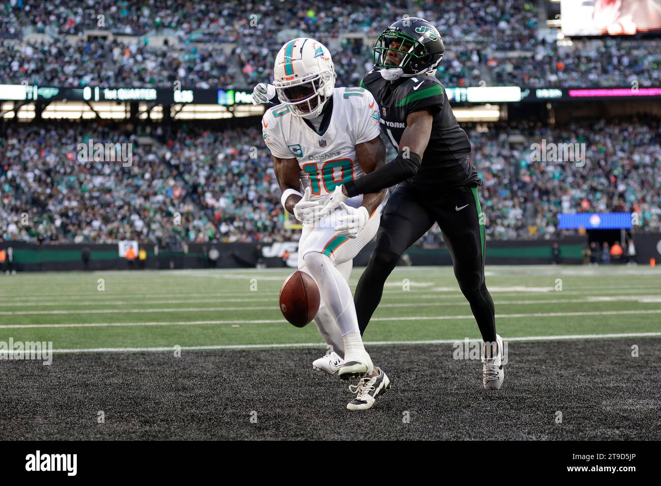 New York Jets cornerback Sauce Gardner (1) breaks up a pass in the end