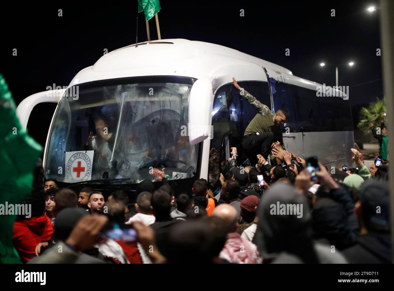 Ramallah, Palestinian Territories. 24th Nov, 2023. Crowds gather to welcome freed Palestinian prisoners following their release from Ofer Prison. Credit: Ayman Nobani/dpa/Alamy Live News Stock Photo