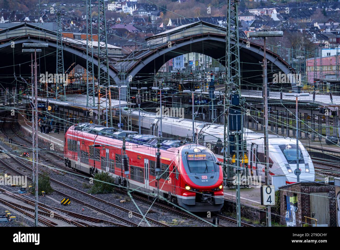der-hauptbahnhof-von-hagen-bahnhofshallen-gleise-bahnsteige-ice-zug