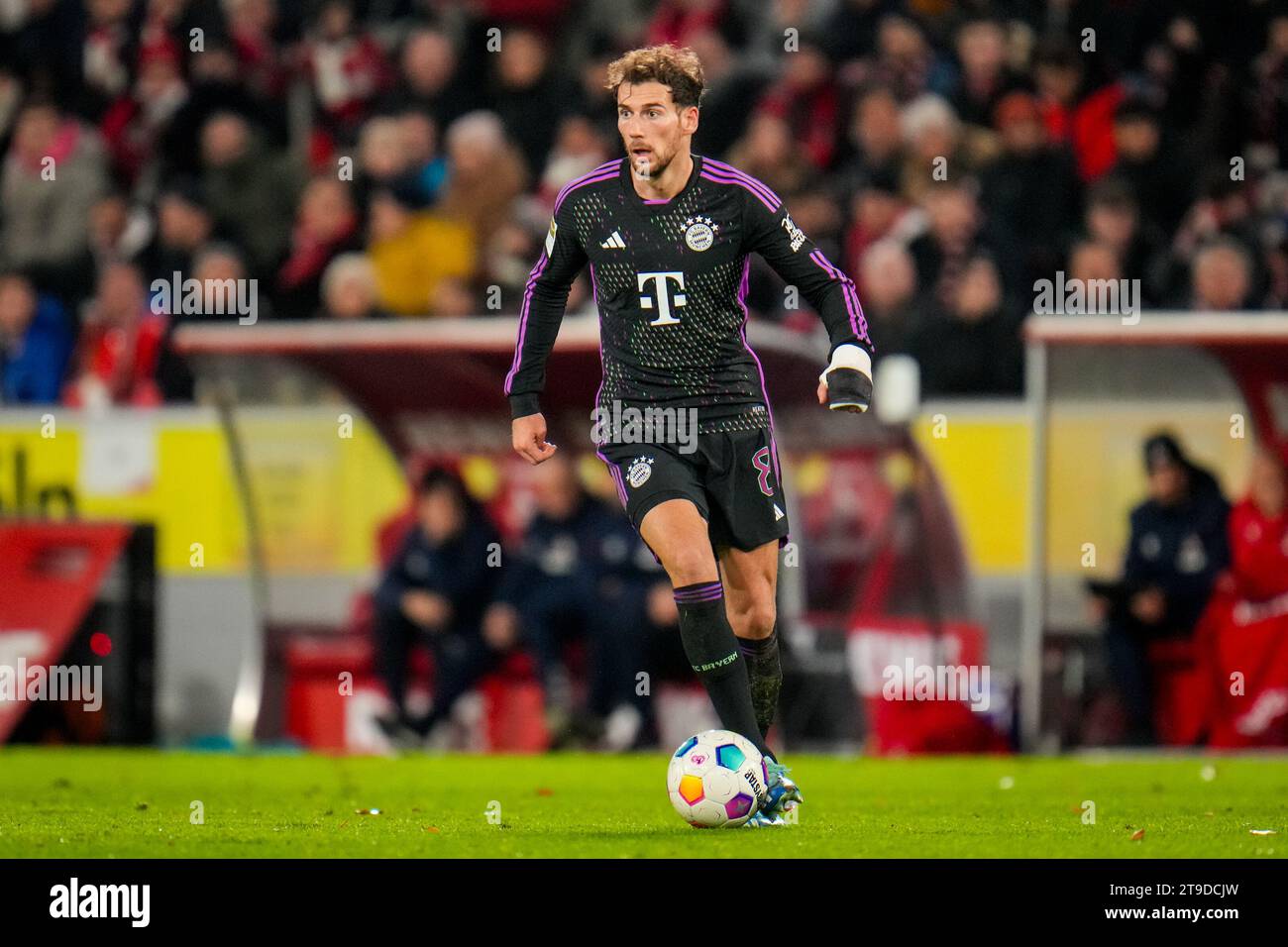 Cologne, Germany. 24th Nov, 2023. COLOGNE, GERMANY - NOVEMBER 24: Leon Goretzka of FC Bayern Munchen dribbles with the ball during the Bundesliga match between 1. FC Koln and FC Bayern Munchen at the RheinEnergieStadion on November 24, 2023 in Cologne, Germany. (Photo by Rene Nijhuis/BSR Agency) Credit: BSR Agency/Alamy Live News Stock Photo
