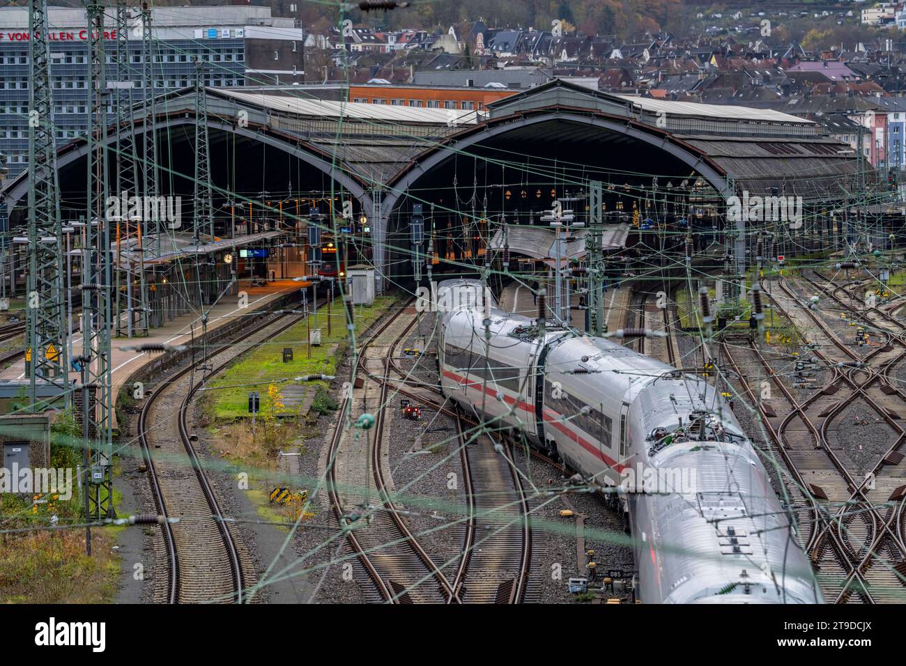 Der Hauptbahnhof von Hagen, Bahnhofshallen, Gleise, Bahnsteige, ICE Zug