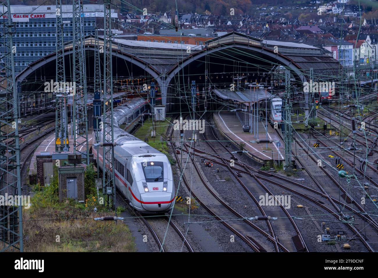 Der Hauptbahnhof von Hagen, Bahnhofshallen, Gleise, Bahnsteige, ICE Zug