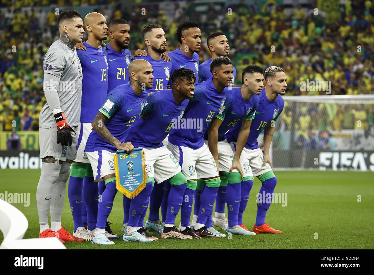 LUSAIL CITY (Top Row L-R) Brazil goalkeeper Emerson, Fabinho of Brazil, Gleison Bremer of Brazil, Alex Telles of Brazil, Eder Militao of Brazil, Gabriel Jesus of Brazil(Front row L-R) Dani Alves of Brazil, Fred of Brazil, Rodrigo of Brazil, Vinicius Junior of Brazil, Antony of Brazil during the FIFA World Cup Qatar 2022 group G match between Cameroon and Brazil at Lusail Stadium on December 2, 2022 in Lusail City, Qatar. ANP | Hollandse Hoogte | MAURICE VAN STEEN Stock Photo