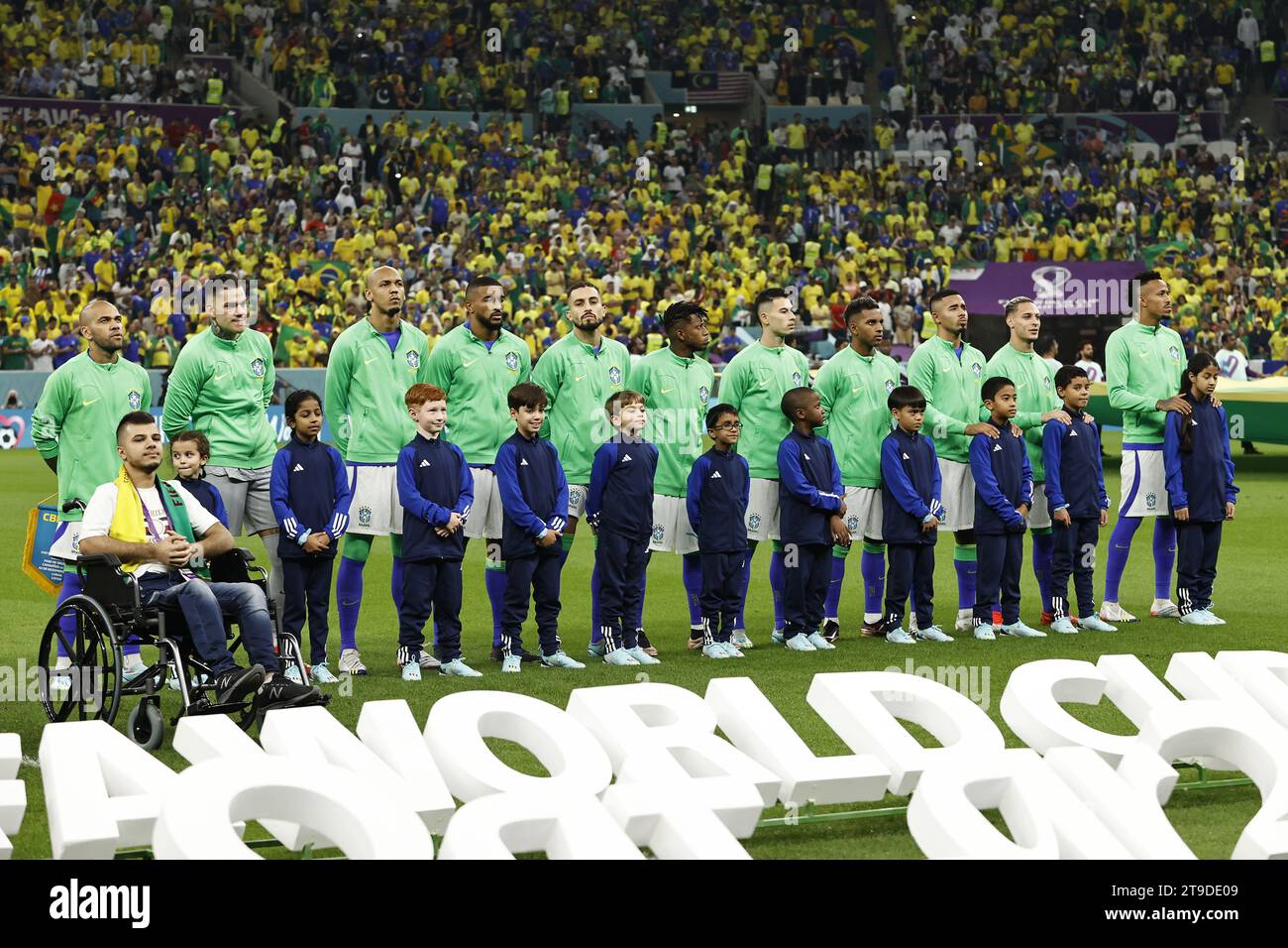 LUSAIL CITY - Line up Brazil with Brazil goalkeeper Emerson, Fabinho of Brazil, Gleison Bremer of Brazil, Alex Telles of Brazil, Eder Militao of Brazil, Gabriel Jesus of Brazil, Dani Alves of Brazil, Fred of Brazil, Rodrigo of Brazil, Vinicius Junior of Brazil, Antony of Brazil during the FIFA World Cup Qatar 2022 group G match between Cameroon and Brazil at Lusail Stadium on December 2, 2022 in Lusail City, Qatar. ANP | Hollandse Hoogte | MAURICE VAN STEEN Stock Photo