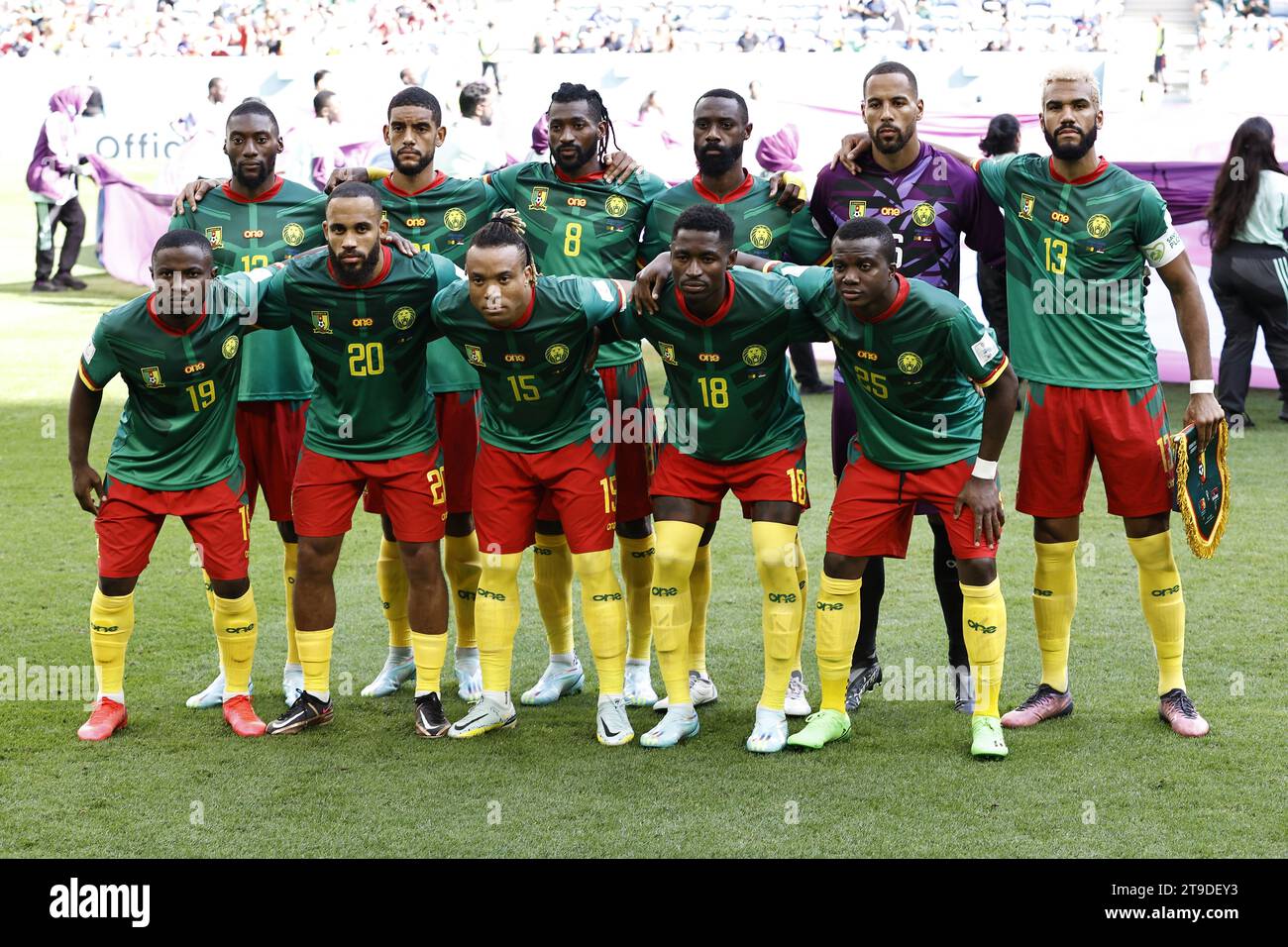 AL WAKRAH - (Top Row L-R) Karl Toko Ekambi of Cameroon, Jean-Charles Castelletto of Cameroon, Andre-Frank Zambo Anguissa of Cameroon, Nicolas N Koulou of Cameroon, Cameroon goalkeeper Devis Epassy, Eric Maxim Choupo-Moting of Cameroon(Front row L-R) Collins Fai of Cameroon, Bryan Mbeumo of Cameroon, Pierre Kunde of Cameroon, Martin Hongla of Cameroon, Nouhou Tolo of Cameroon during the FIFA World Cup Qatar 2022 group G match between Cameroon and Serbia at Al Janoub Stadium on November 28, 2022 in Al Wakrah, Qatar. ANP | Hollandse Hoogte | MAURICE VAN STEEN Stock Photo