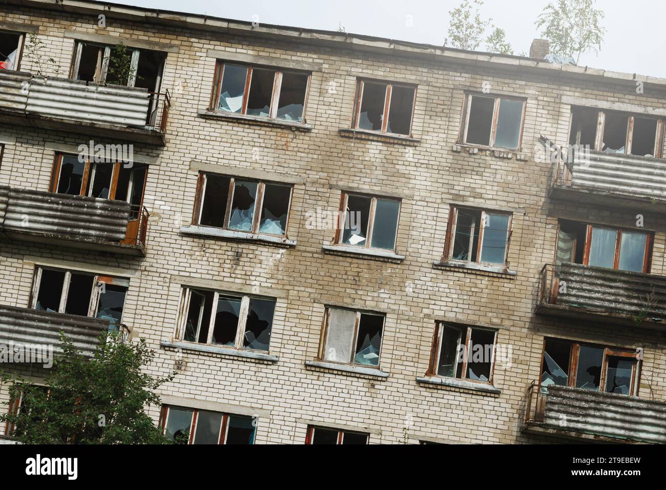 Exterior abandoned apartment building hi-res stock photography and ...
