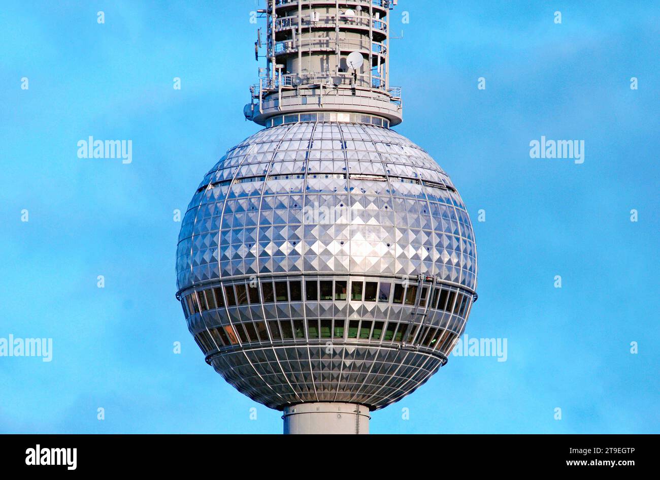 Berliner Fernsehturmkugel mit erster Schneehaube am Morgen *** Berlin TV tower sphere with first snow cover in the morning Credit: Imago/Alamy Live News Stock Photo