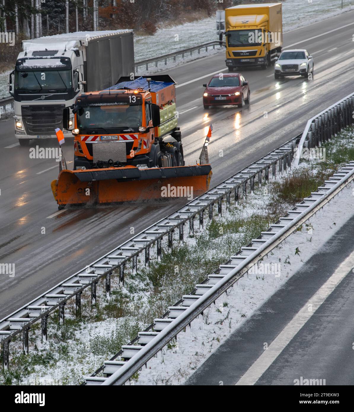 Hofolding, Germany. 25th Nov, 2023. A snow plow clears the left lane on the A8. It is expected to remain wintry in the coming days. Credit: Stefan Puchner/dpa/Alamy Live News Stock Photo