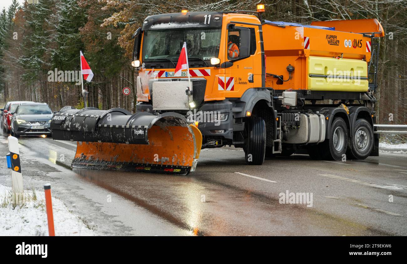 Hofolding, Germany. 25th Nov, 2023. A snow plow clears snow at a junction. It is expected to remain wintry in the coming days. Credit: Stefan Puchner/dpa/Alamy Live News Stock Photo