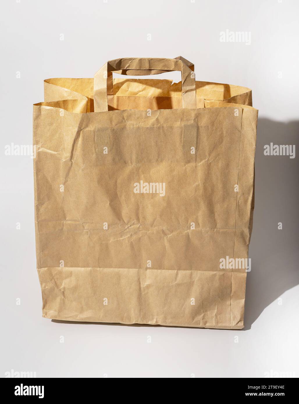 Kraft paper bag, wrinkled brown packet Stock Photo - Alamy