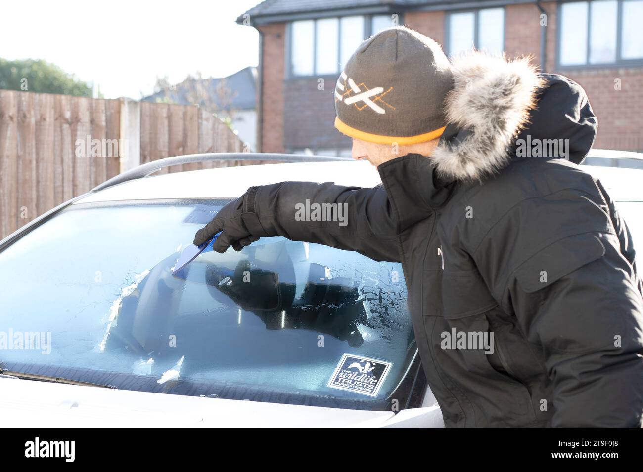Kidderminster, UK. 25th November, 2023. UK weather: people wake up to a harsh frost this morning across the Midlands. Even with the sun breaking through, today's temperature remains very low. Credit: Lee Hudson/Alamy Live News Stock Photo