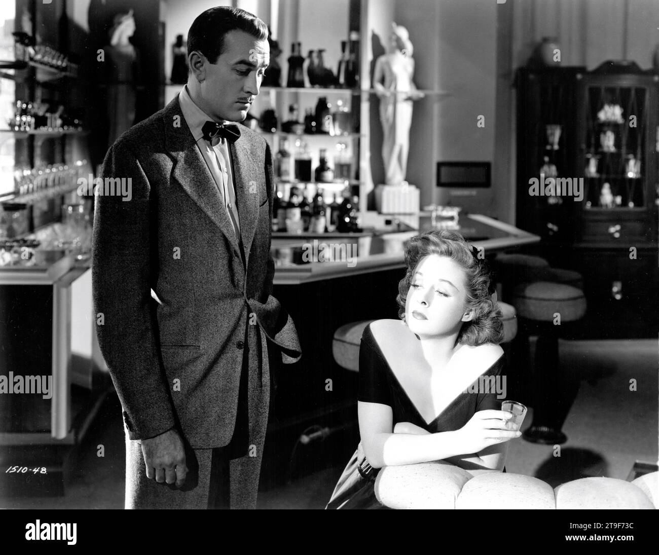 LEE BOWMAN and SUSAN HAYWARD in SMASH-UP : THE STORY OF A WOMAN 1947 director STUART HEISLER original story Dorothy Parker and Frank Cavett screenplay John Howard Lawson gowns Travis Banton Walter Wanger Productions / United Artists Stock Photo