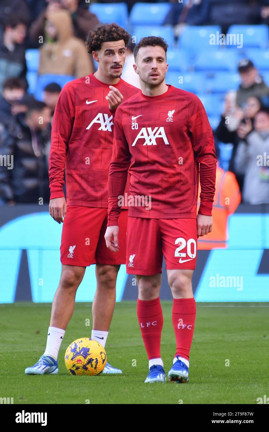 カーティスジョーンズ　ディオゴジョタ L Liverpool's Curtis Jones, left, and Liverpool's Diogo Jota warm up