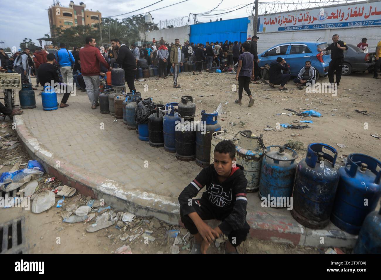 Khan Yunis, Palestinian Territories. 25th Nov, 2023. Palestinians queue to refill their liquid gas cylinders, on the second day of a four-day cease fire between Israel and the Palestinian militant group Hamas. Credit: Mohammed Talatene/dpa/Alamy Live News Stock Photo