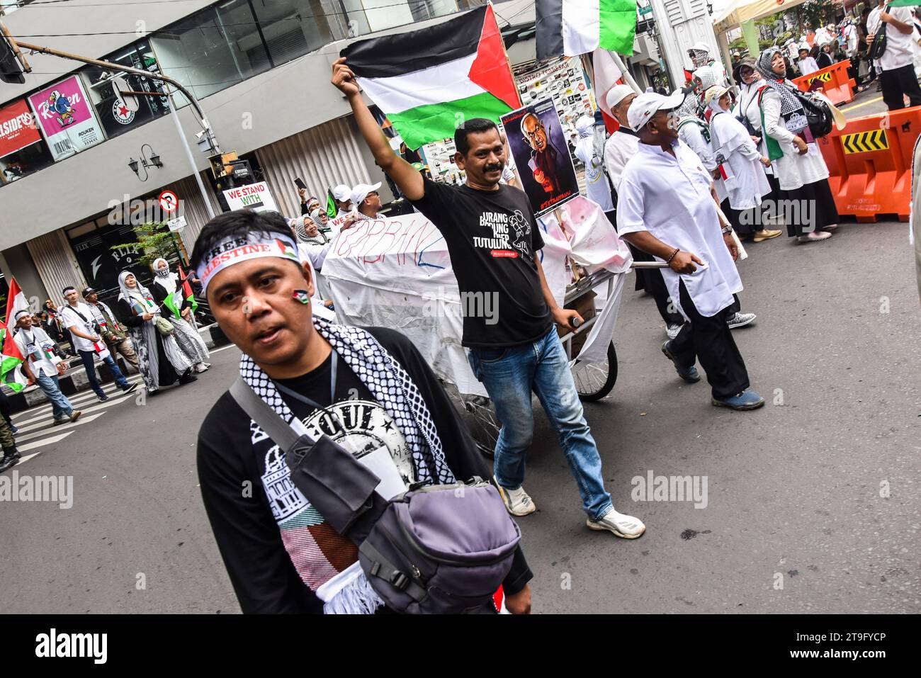 Bandung, Indonesia. 25th Nov, 2023. Protesters wave Palestinian flags ...