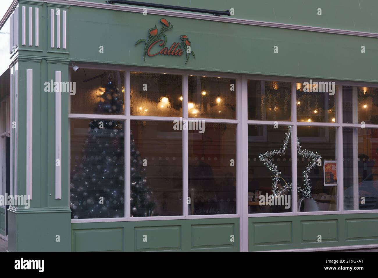 Restaurant in Hull Old Town, decorated for Christmas Stock Photo