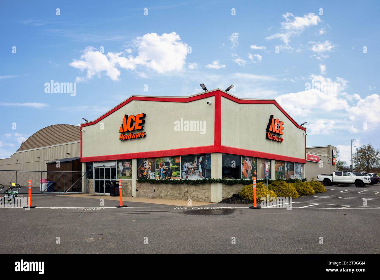 Rome, New York - Nov 21, 2023: Wide Landscape View of Ace Hardware Store Building Exterior. Ace Hardware has over 5,300 Locations All over the World a Stock Photo