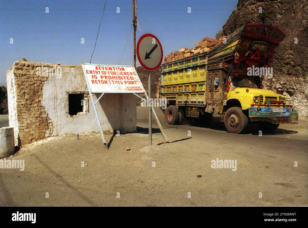 Pakistan waehrend der Krise 2001. 18.09.2001, PAK, Pakistan, Provinz Khyber, Chaiber-Pass: der letzte Checkpoint vor der pakistanisch-afghanischen Grenzstadt Torkham am Khyber-Pass. Die Grenze wurde von der pakistanischen Regierung fuer Fluechtlinge geschlossen. PAK, Pakistan, Khyber Province, Chaiber Pass: the last checkpoint before the Pakistani-Afghan border town of Torkham on the Khyber Pass. The border was closed to refugees by the Pakistani government. Credit: Imago/Alamy Live News Stock Photo