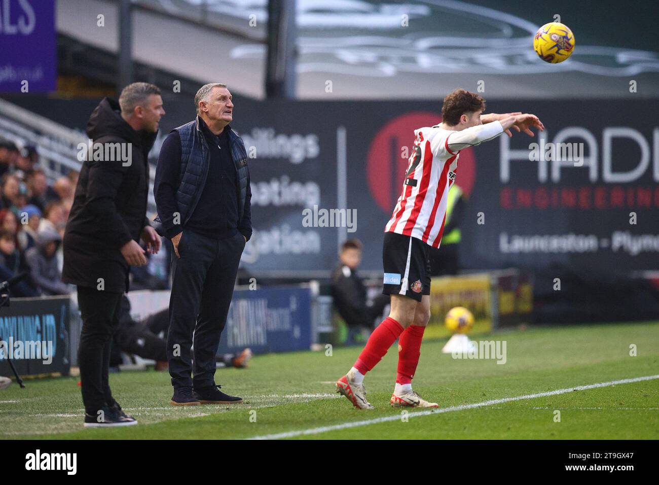 PLYMOUTH, ENGLAND - NOVEMBER 25: Manager of Sunderland FC, Tony Mowbray during the Sky Bet Championship match between Plymouth Argyle and Sunderland at Home Park on November 25, 2023 in Plymouth, England. (Photo by Ryan Jenkinson/MB Media) Stock Photo