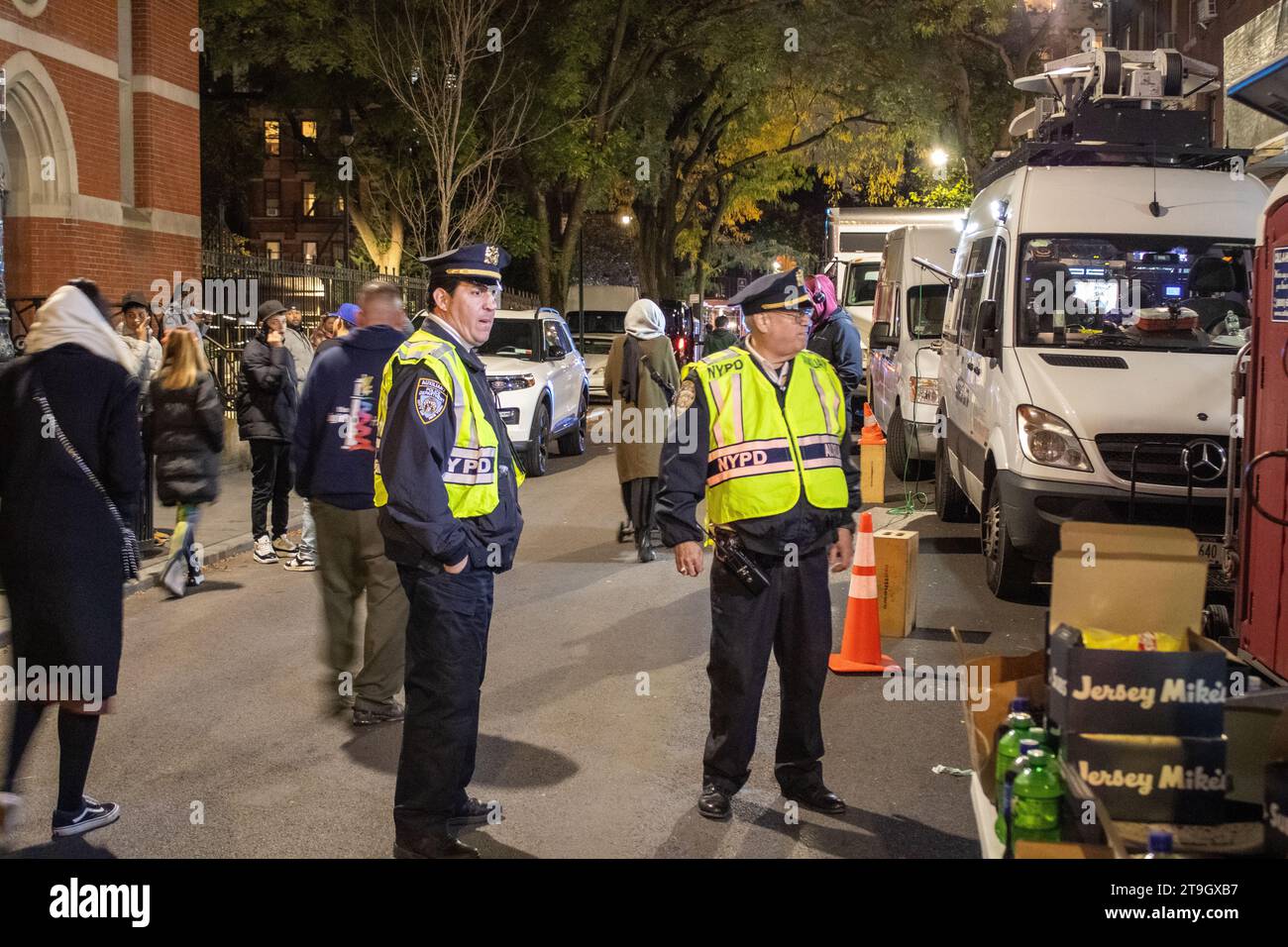 New york police officer hat hi-res stock photography and images - Alamy
