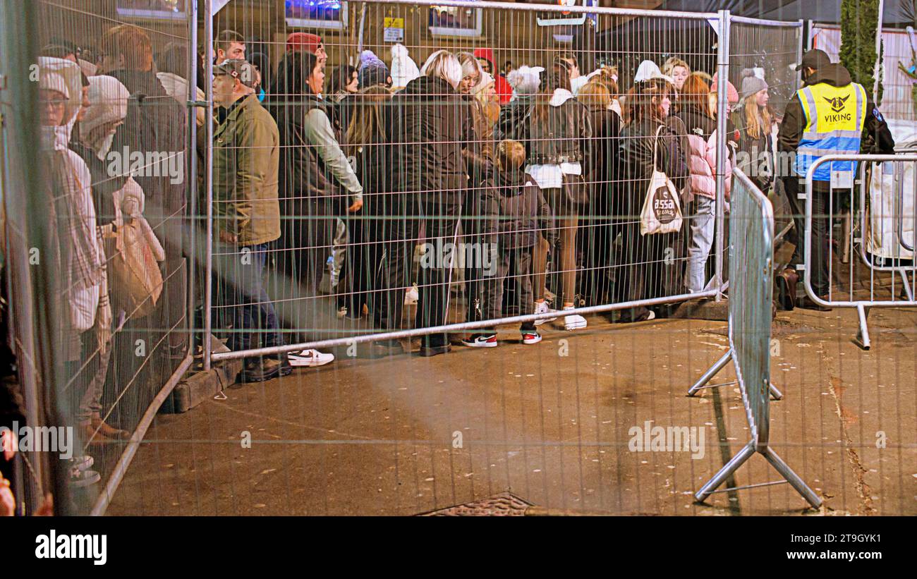 Glasgow, Scotland, UK. 25th November, 2023. George Square Winterfest chaos as the event that was supposed to open at 4pm was late as electricals were bot ready and the Winterfest sign was only a fest as staff scurried in the background massive crowds wee behind metal barriers with cold kids as the queues stretched around the square. A similar event in st enoch square also suffered the same problem Credit Gerard Ferry/Alamy Live News Stock Photo