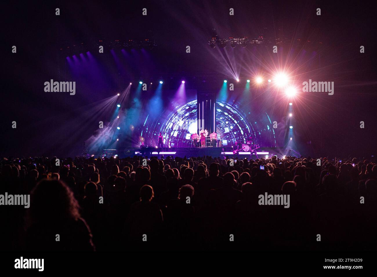 Sängerin Maite Kelly auf ihrem Konzert zur aktuellen Love-Tour am 25.11.2023 vor mehr als 9000 Besuchern in der fast ausverkauften Mercedes-Benz Arena, Berlin, Deutschland *** Singer Maite Kelly at her concert for the current Love Tour on 25 11 2023 in front of more than 9000 visitors in the almost sold-out Mercedes Benz Arena, Berlin, Germany kreativmedia maitekelly2023 5 Credit: Imago/Alamy Live News Stock Photo