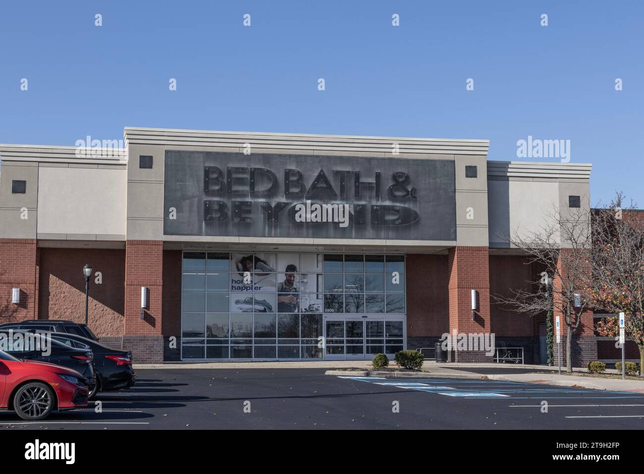 Mason - November 23, 2023: Shuttered and closed Bed Bath and Beyond store. Once wildly popular, Bed Bath and Beyond is part of Overstock.com. Stock Photo