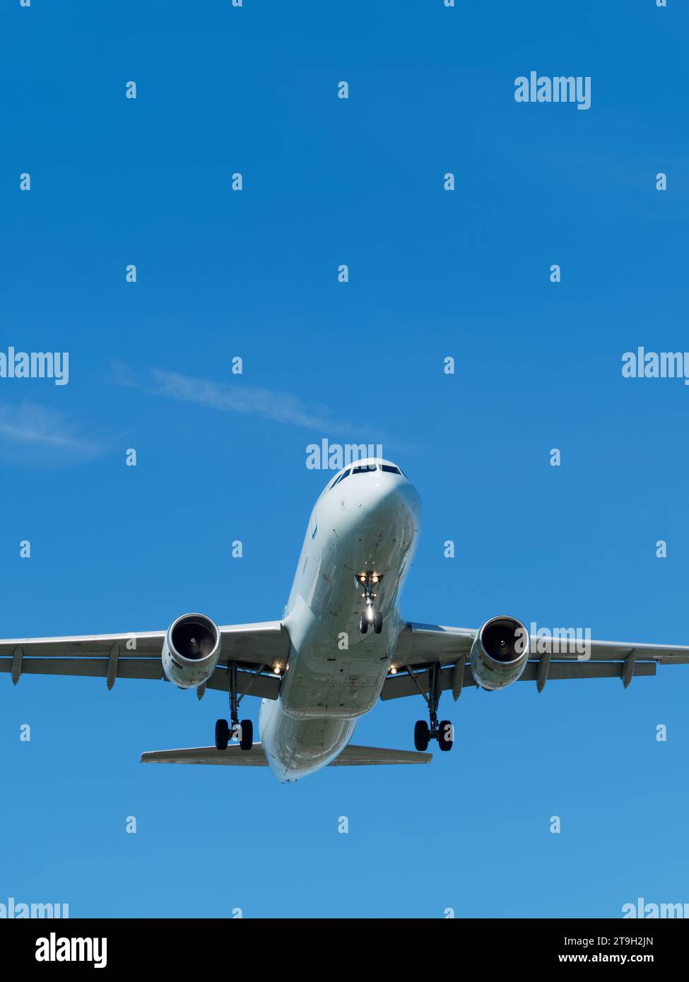 Twin engine aircraft hi-res stock photography and images - Alamy