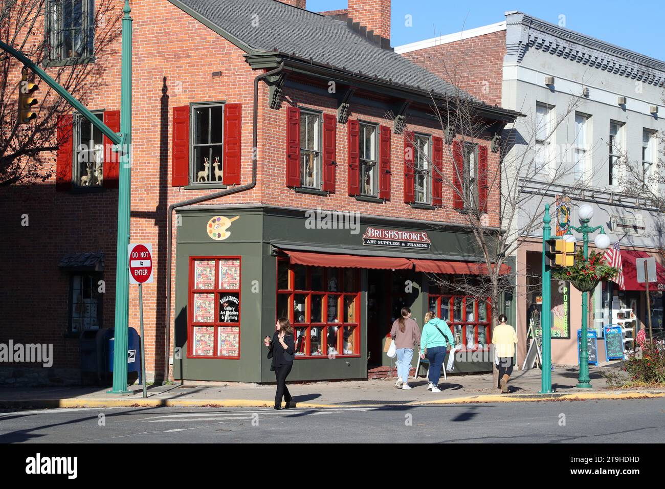 Lewisburg, United States. 25th Nov, 2023. Shoppers walk in front of Brushstrokes Gallery, Art Supplies and Framing in Lewisburg, Pennsylvania on Small Business Saturday on November 25, 2023. (Photo by Paul Weaver/Sipa USA) Credit: Sipa USA/Alamy Live News Stock Photo