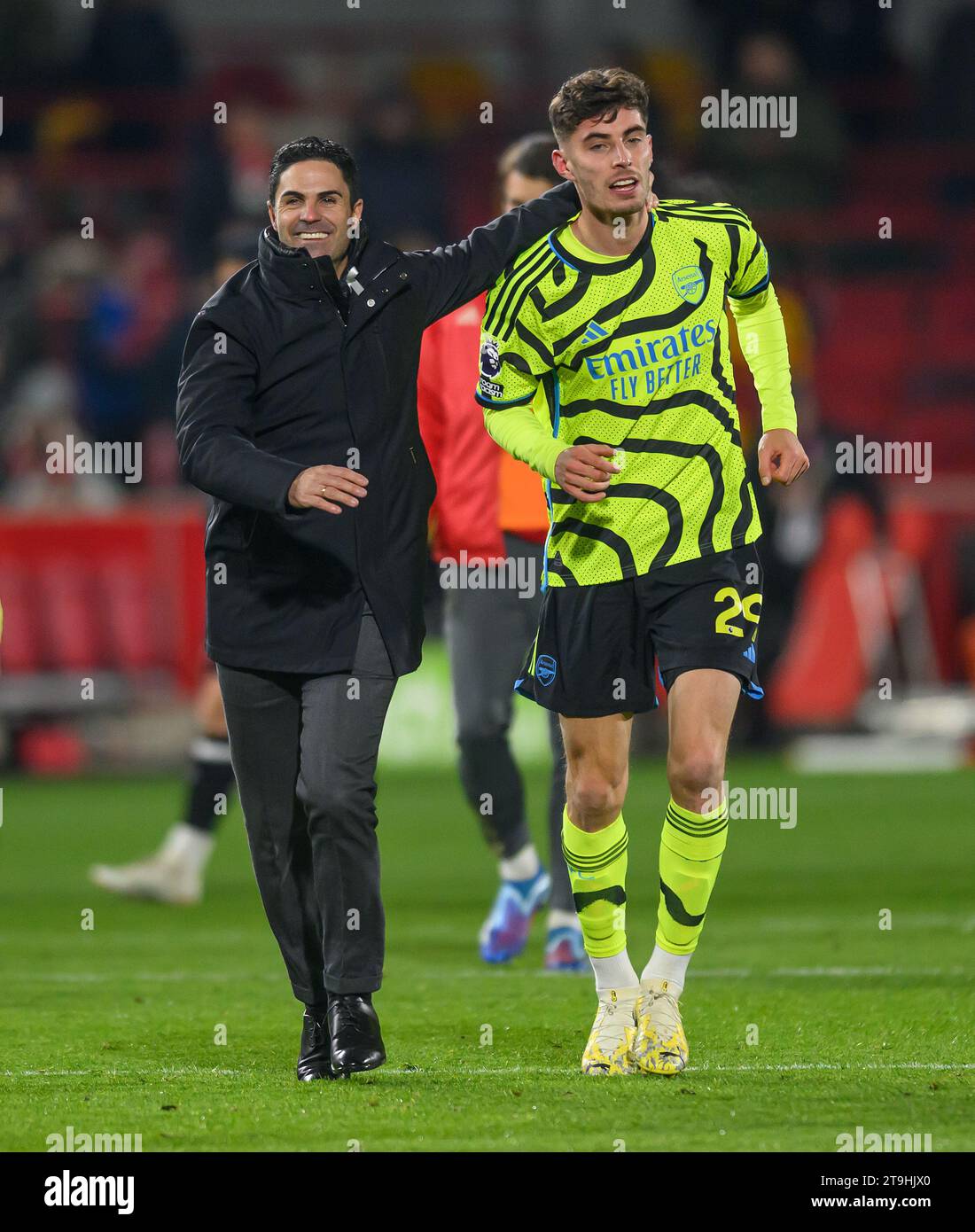 London, UK. 25 Nov 2023 - Brentford v Arsenal - Premier League - GTech Community Stadium.                                                          Arsenal Manager Mikel Arteta celebrates with match winner Kai Havertz after the Premier League victory at Brentford.                                                                                       Picture Credit: Mark Pain / Alamy Live News Stock Photo