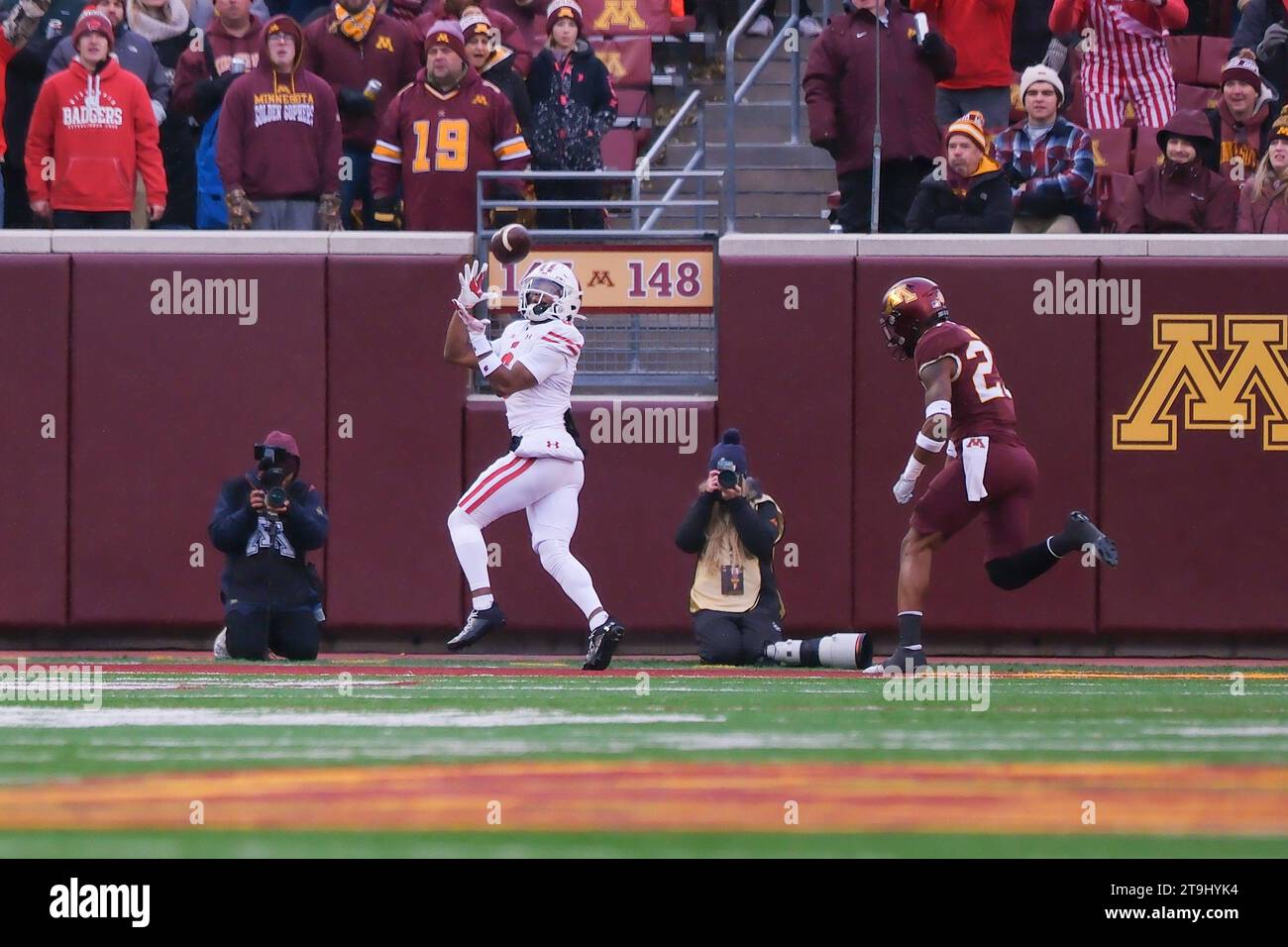Minneapolis, Minnesota, USA. 25th Nov, 2023. Wisconsin Badgers wide