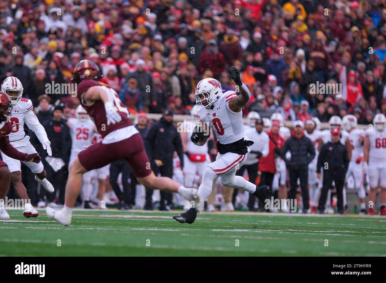 Minneapolis, Minnesota, USA. 25th Nov, 2023. Wisconsin Badgers running back BRAELON ALLEN #0 runs the ball during the first half of the Minnesota Golden Gophers versus the Wisconsin Badgers at Huntington Bank Stadium in Minneapolis, Minnesota on Saturday, November 25th 2023. (Credit Image: © Steven Garcia/ZUMA Press Wire) EDITORIAL USAGE ONLY! Not for Commercial USAGE! Stock Photo