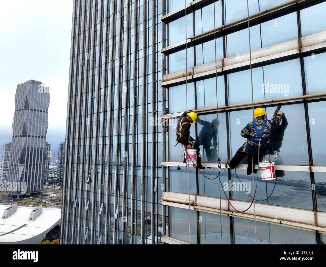 LIANYUNGANG, CHINA - NOVEMBER 26, 2023 - Workers wear hard hats, tie ...