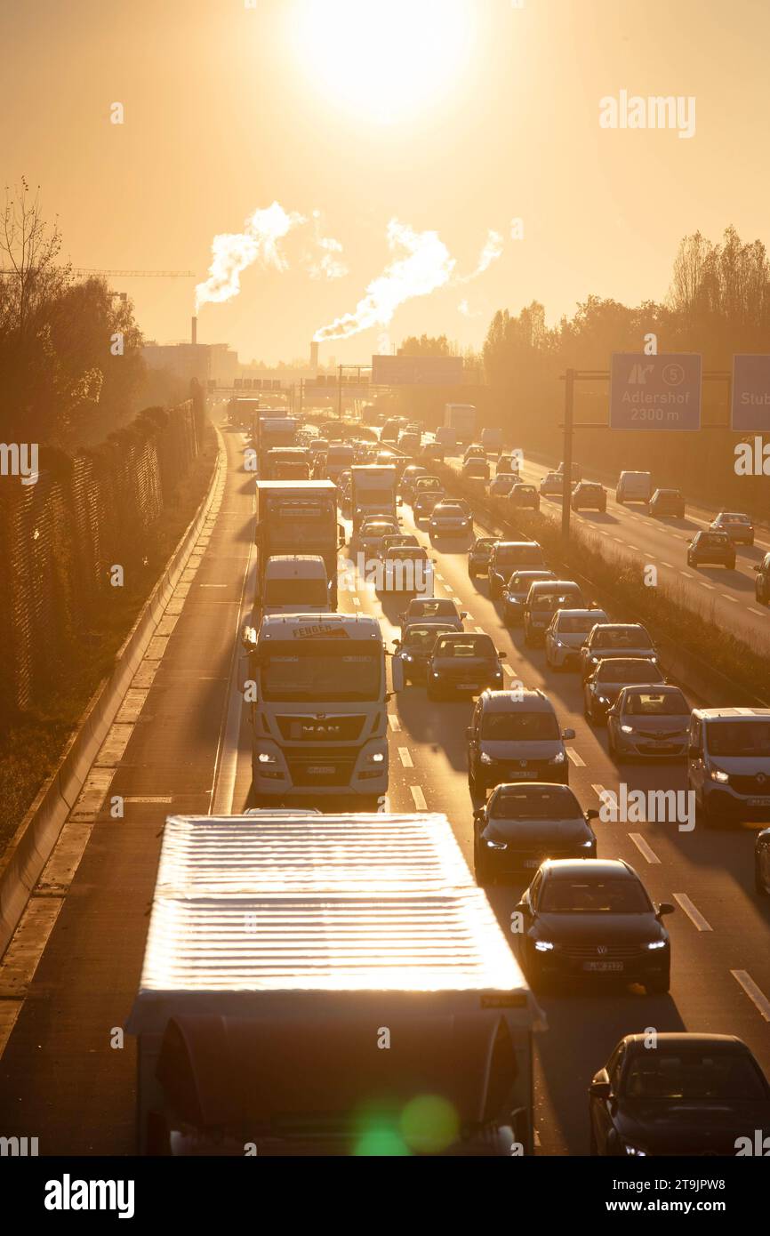 22.11.2023, Berlin, GER - Stau am Morgen auf der A113 stadteinwaerts in Hoehe Abfahrt Johannisthaler Chaussee. A113, Abgase, Abgaswolken, Abwaerme, Alltag, aussen, Aussenaufnahme, Autobahn, Automobile, Autos, Autoverkehr, BAB 113, Berlin, Berufsverkehr, CO2, CO2-Ausstoss, deutsch, Deutschland, dreispurig, Europa, europaeisch, Fahrbahn, Fahrzeuge, Gedraenge, gedraengt, Gegenlicht, Gegenlichtaufnahme, Gesellschaft, Herbst, HF, Hochformat, Individualverkehr, Industrieschornsteine, Jahreszeit, Johannisthaler Chaussee, Kraftfahrzeuge, Laster, Lastkraftwagen, LKW, Luftverschmutzung, mehrspurig, Morg Stock Photo