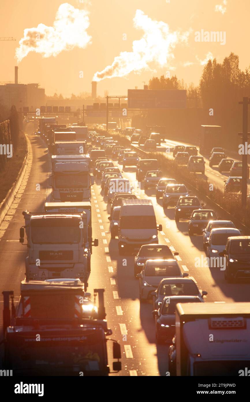 22.11.2023, Berlin, GER - Stau am Morgen auf der A113 stadteinwaerts in Hoehe Abfahrt Johannisthaler Chaussee. A113, Abgase, Abgaswolken, Abwaerme, Alltag, aussen, Aussenaufnahme, Autobahn, Automobile, Autos, Autoverkehr, BAB 113, Berlin, Berufsverkehr, CO2, CO2-Ausstoss, deutsch, Deutschland, dreispurig, Europa, europaeisch, Fahrbahn, Fahrzeuge, Gedraenge, gedraengt, Gegenlicht, Gegenlichtaufnahme, Gesellschaft, Herbst, HF, Hochformat, Individualverkehr, Industrieschornsteine, Jahreszeit, Johannisthaler Chaussee, Kraftfahrzeuge, Laster, Lastkraftwagen, LKW, Luftverschmutzung, mehrspurig, Morg Stock Photo