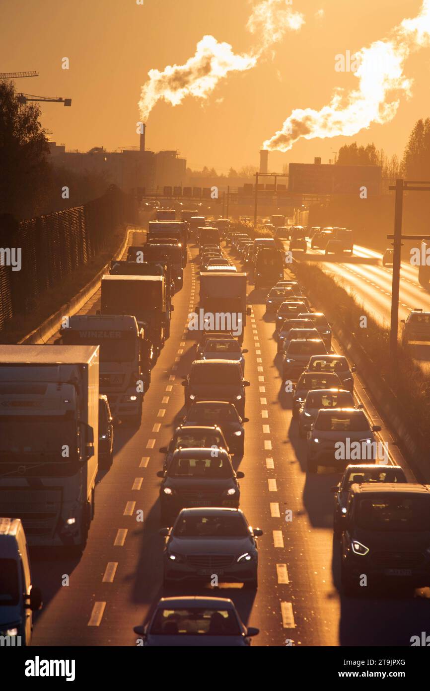 22.11.2023, Berlin, GER - Stau am Morgen auf der A113 stadteinwaerts in Hoehe Abfahrt Johannisthaler Chaussee. A113, Abgase, Abgaswolken, Abwaerme, Alltag, aussen, Aussenaufnahme, Autobahn, Automobile, Autos, Autoverkehr, BAB 113, Berlin, Berufsverkehr, CO2, CO2-Ausstoss, deutsch, Deutschland, dreispurig, Europa, europaeisch, Fahrbahn, Fahrzeuge, Gedraenge, gedraengt, Gegenlicht, Gegenlichtaufnahme, Gesellschaft, Herbst, HF, Hochformat, Individualverkehr, Industrieschornsteine, Jahreszeit, Johannisthaler Chaussee, Kraftfahrzeuge, Laster, Lastkraftwagen, LKW, Luftverschmutzung, mehrspurig, Morg Stock Photo