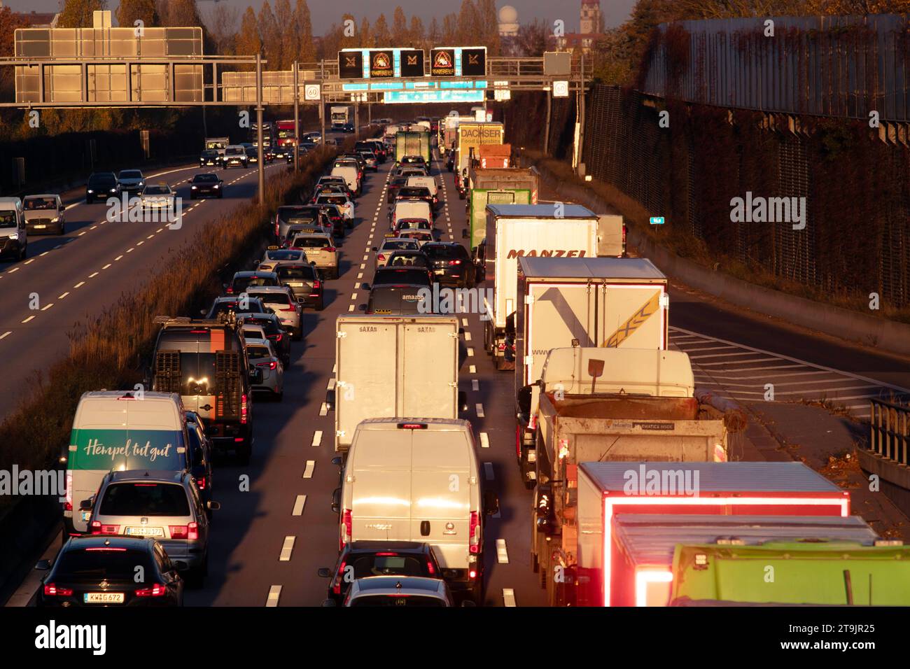 22.11.2023, Berlin, GER - Stau am Morgen auf der A113 stadteinwaerts in Hoehe Abfahrt Johannisthaler Chaussee. A113, Alltag, aussen, Aussenaufnahme, Autobahn, Automobile, Autos, Autoverkehr, BAB 113, Berlin, Berufsverkehr, deutsch, Deutschland, dreispurig, Europa, europaeisch, Fahrbahn, Fahrzeuge, Gedraenge, gedraengt, Gesellschaft, Herbst, Individualverkehr, Jahreszeit, Johannisthaler Chaussee, Kraftfahrzeuge, Laster, Lastkraftwagen, LKW, mehrspurig, Morgen, morgens, Personenkraftwagen, PKW, QF, Querformat, Rueckansicht, Rush Hour, Rushhour, Stadtverkehr, Stau, Stauung, Strasse, Strassenszene Stock Photo