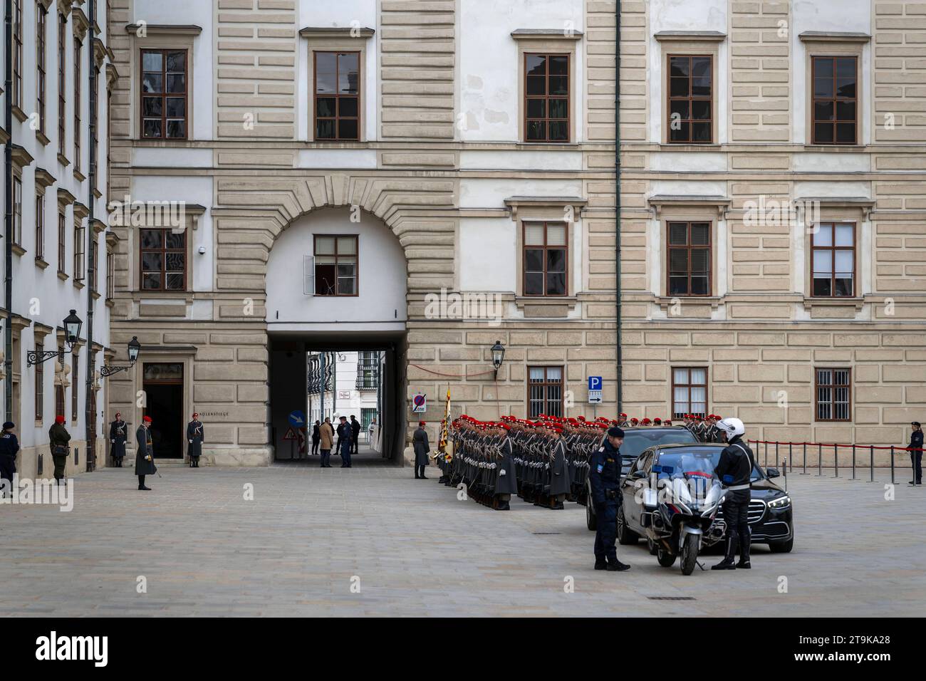 21.11.2023, Österreich, die Hauptstadt Wien. Impressionen an der Hofburg, Staatsbesuch eines Botschafters an der Präsidentschaftskanzlei mit Militärischen Ehrengarde des Bundesheer. 21.11.2023, Wien in Österreich 21.11.2023, Wien in Österreich *** 21 11 2023, Austria, the capital Vienna Impressions at the Hofburg, state visit of an ambassador at the presidential chancellery with military guard of honor of the Austrian Armed Forces 21 11 2023, Vienna in Austria 21 11 2023, Vienna in Austria Credit: Imago/Alamy Live News Stock Photo