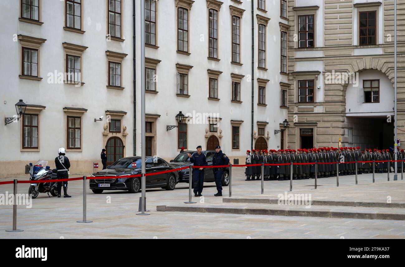 21.11.2023, Österreich, die Hauptstadt Wien. Impressionen an der Hofburg, Staatsbesuch eines Botschafters an der Präsidentschaftskanzlei mit Militärischen Ehrengarde des Bundesheer. 21.11.2023, Wien in Österreich 21.11.2023, Wien in Österreich *** 21 11 2023, Austria, the capital Vienna Impressions at the Hofburg, state visit of an ambassador at the presidential chancellery with military guard of honor of the Austrian Armed Forces 21 11 2023, Vienna in Austria 21 11 2023, Vienna in Austria Credit: Imago/Alamy Live News Stock Photo