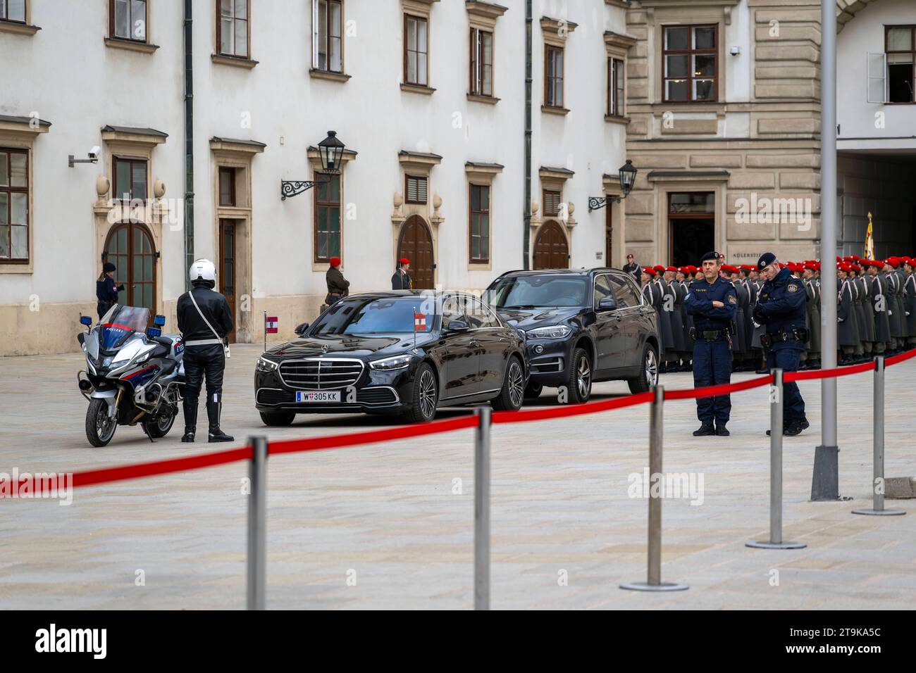 21.11.2023, Österreich, die Hauptstadt Wien. Impressionen an der Hofburg, Staatsbesuch eines Botschafters an der Präsidentschaftskanzlei mit Militärischen Ehrengarde des Bundesheer. 21.11.2023, Wien in Österreich 21.11.2023, Wien in Österreich *** 21 11 2023, Austria, the capital Vienna Impressions at the Hofburg, state visit of an ambassador at the presidential chancellery with military guard of honor of the Austrian Armed Forces 21 11 2023, Vienna in Austria 21 11 2023, Vienna in Austria Credit: Imago/Alamy Live News Stock Photo