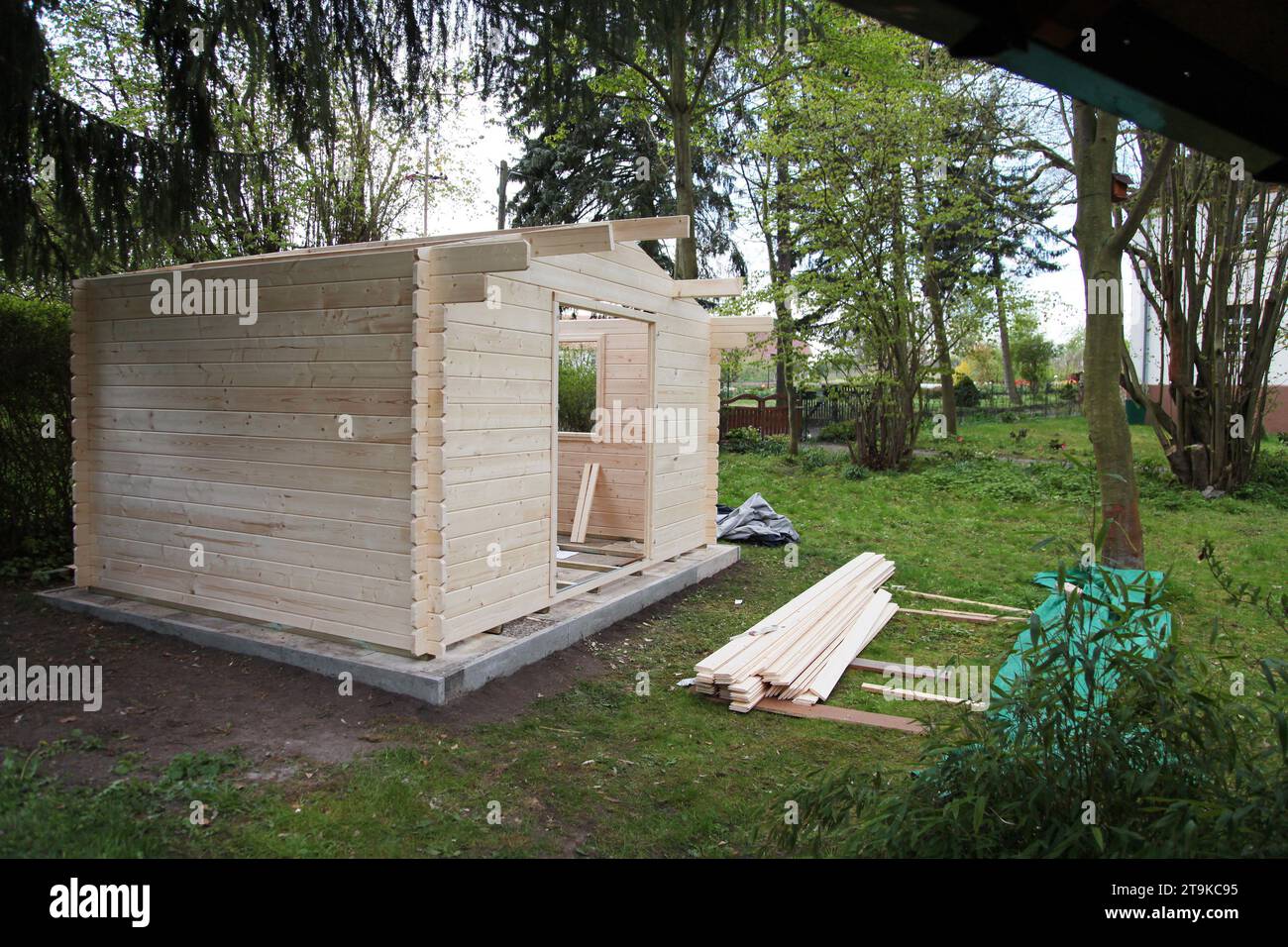 Holzhütte im Garten aufbauen Neu aus dem Baumarkt Stock Photo