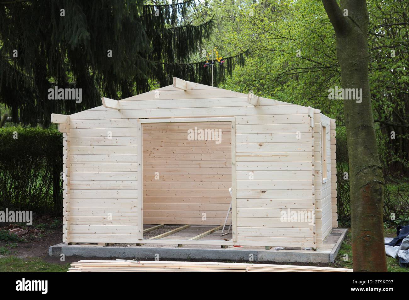 Holzhütte im Garten aufbauen Neu aus dem Baumarkt Stock Photo