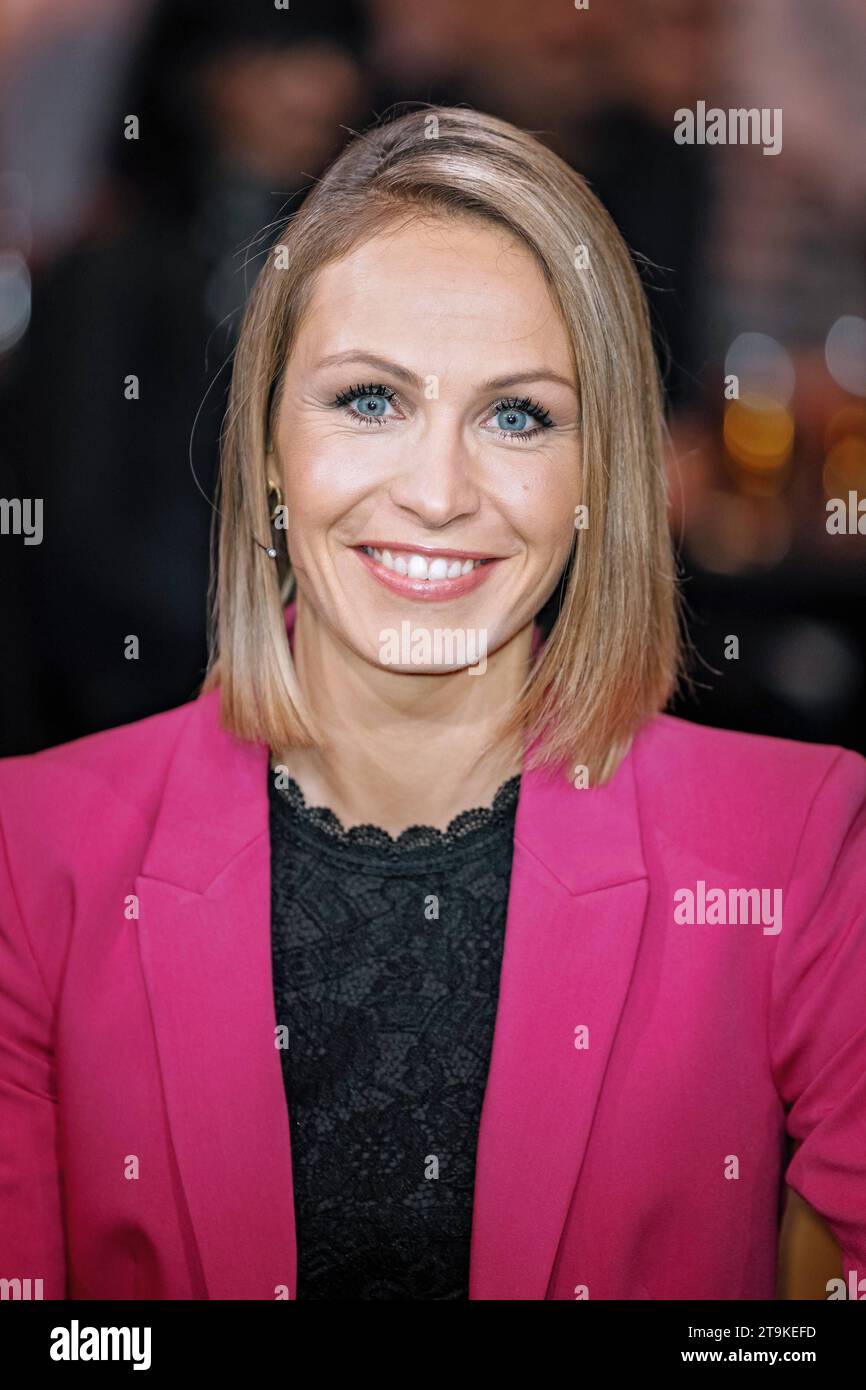 Boyalgan shortilarda yalangoch Porno film: Yirtqich hayvon qizni sikadi